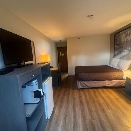 Hotel Super 8 By Wyndham Salmon Arm Exterior foto