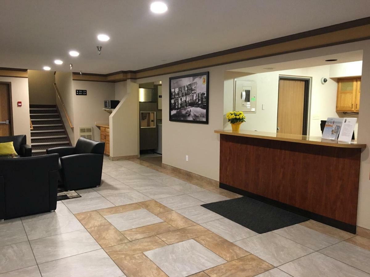 Hotel Super 8 By Wyndham Salmon Arm Exterior foto